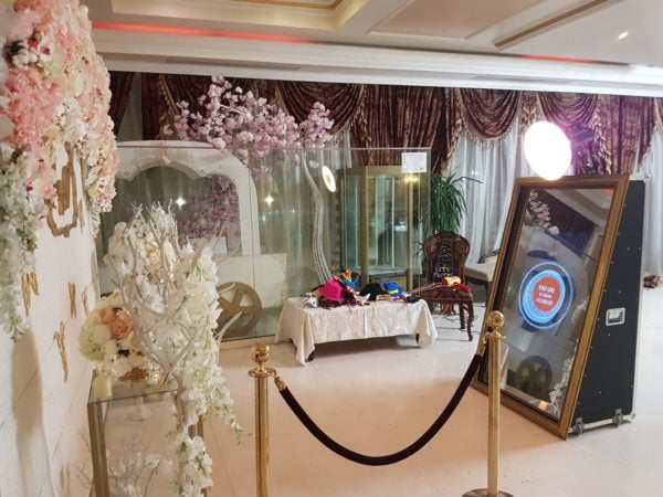 - SELFIG MIRROR PHOTOBOOTH